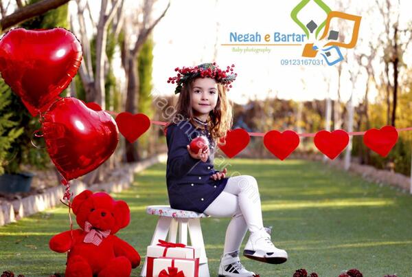 ژست عکس تولد دخترانه در فضای باز