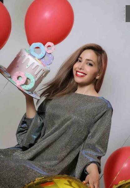 ژست عکس تولد دخترانه در فضای باز