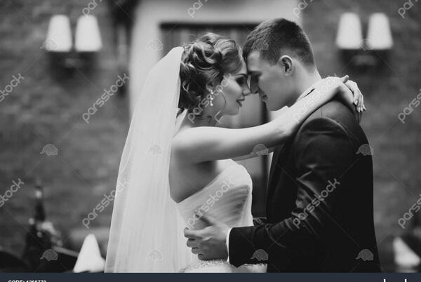 عکس عروس و داماد عاشقانه در بغل هم
