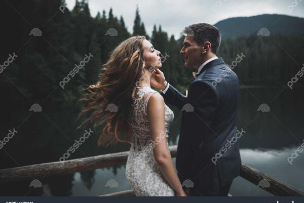 عکس عروس و داماد عاشقانه در بغل هم