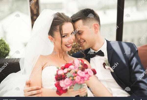 عکس عروس و داماد عاشقانه در بغل هم
