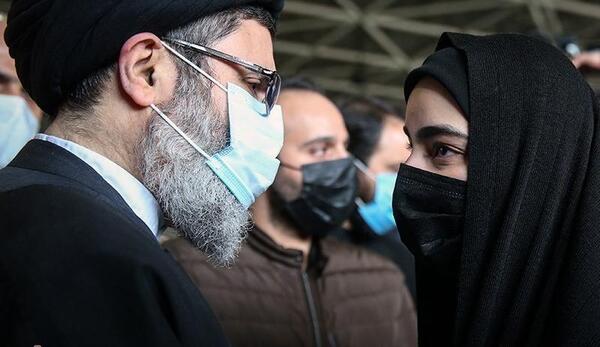 عکس گریه دختر حاج قاسم سلیمانی