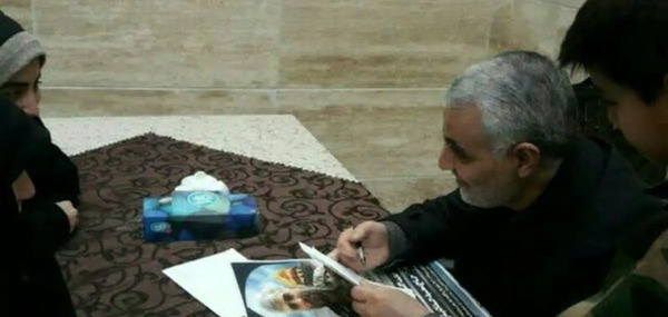 عکس گریه دختر حاج قاسم سلیمانی