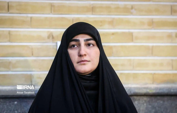 عکس گریه دختر حاج قاسم سلیمانی
