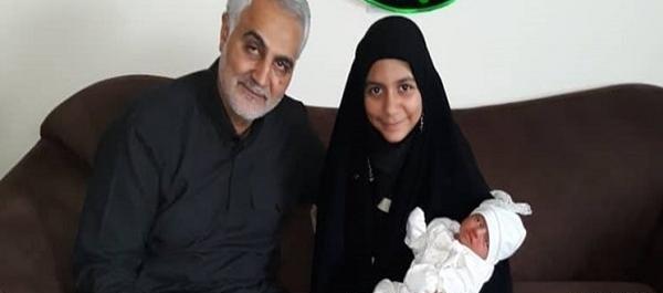عکس گریه دختر حاج قاسم سلیمانی