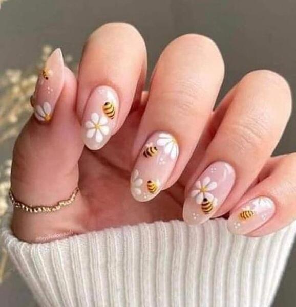 عکس کاشت ناخن گل بابونه