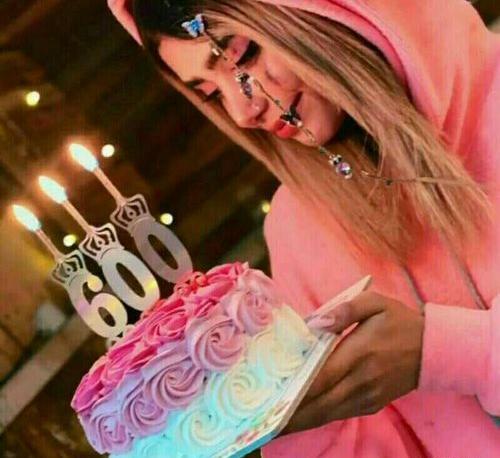 عکس دیانا رحیمی با لباس بنفش
