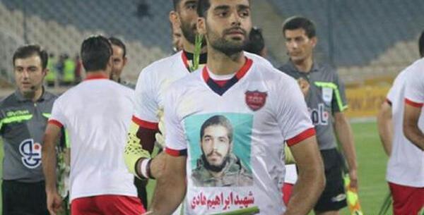 عکس مهدی ترابی با پیراهن اطاعت از رهبری