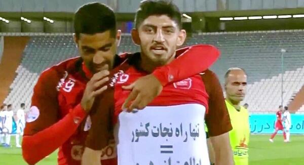 عکس مهدی ترابی با پیراهن اطاعت از رهبری
