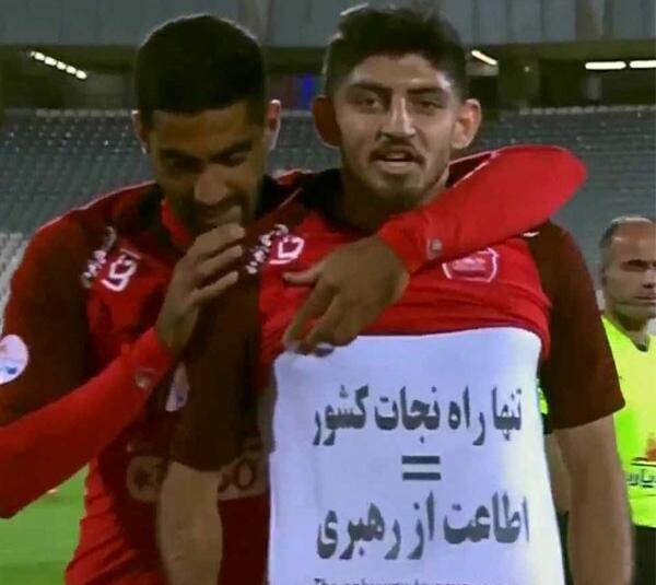 عکس مهدی ترابی با پیراهن اطاعت از رهبری