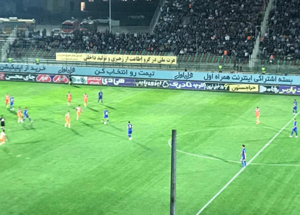 عکس مهدی ترابی با پیراهن اطاعت از رهبری