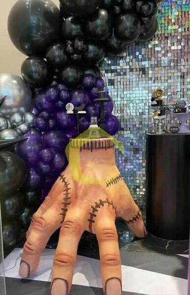 عکس ونزدی آدامز برای بک گراند