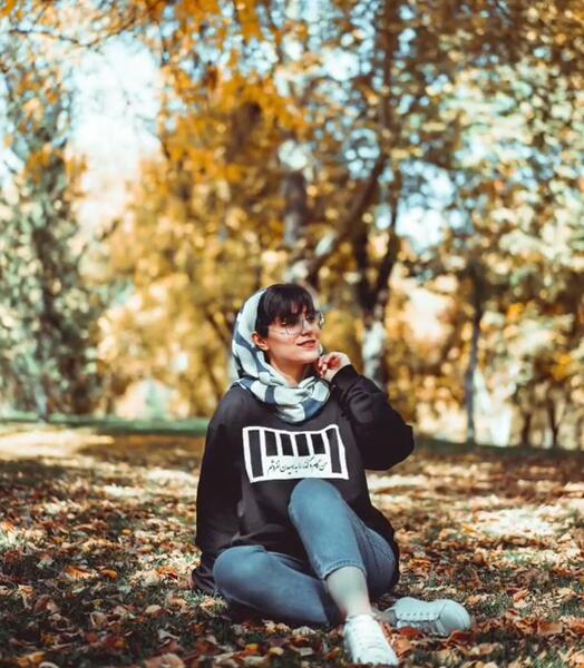 ژست عکس پاییزی دخترونه هنری