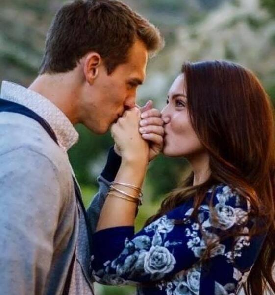 ژست عکس دونفره در طبیعت عاشقانه