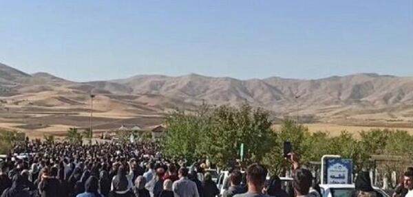 عکس مهسا امینی با خانواده اش