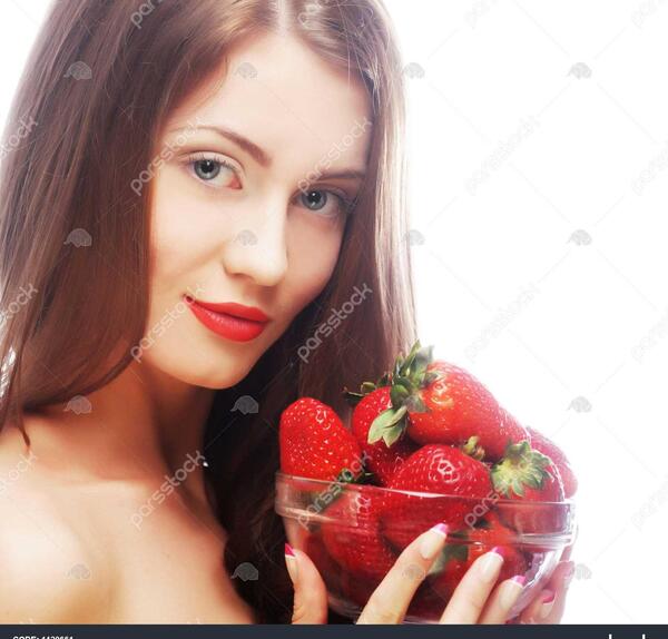عکس دختر و ظرف توت فرنگی