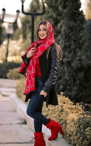 عکس دختر ایستاده طبیعی
