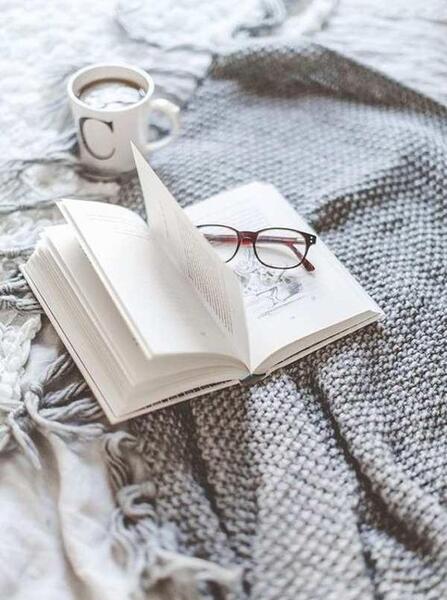 عکس عینک و کتاب دخترونه برای پروفایل