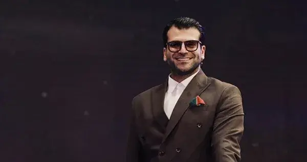 عکس روزبه حصاری با خانواده