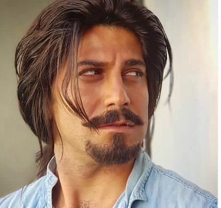 عکس روزبه حصاری با خانواده