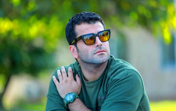 عکس روزبه حصاری با خانواده
