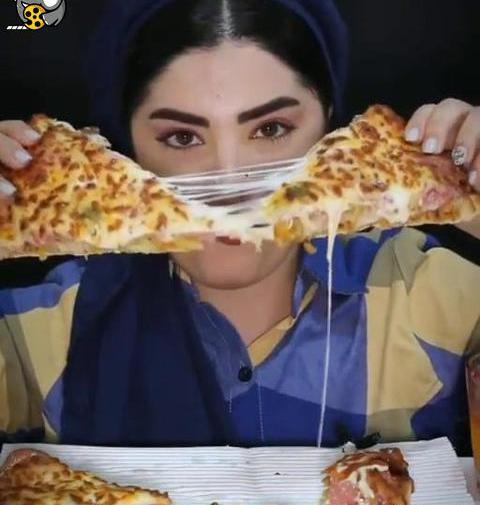 عکس پیتزا خوردن