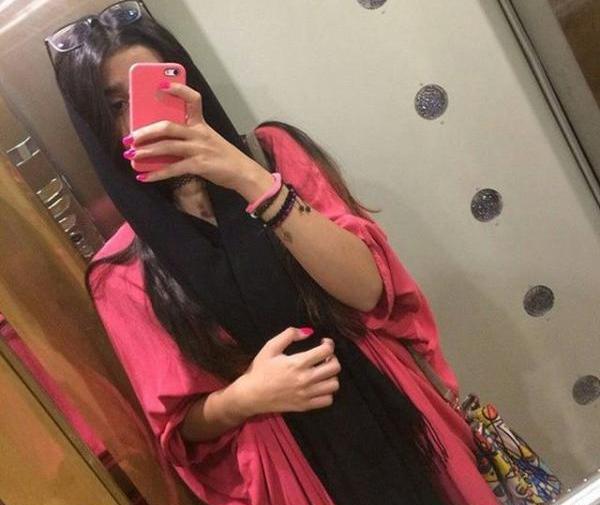 ژست عکس سلفی دخترونه برای پروفایل