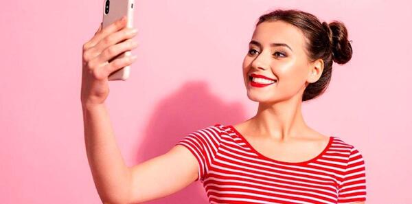 ژست عکس سلفی دخترونه برای پروفایل