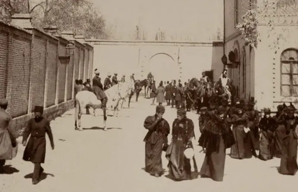 عکس آرامگاه جیران