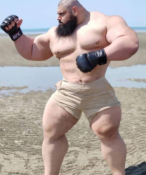 عکس سجاد غریبی پشت پراید