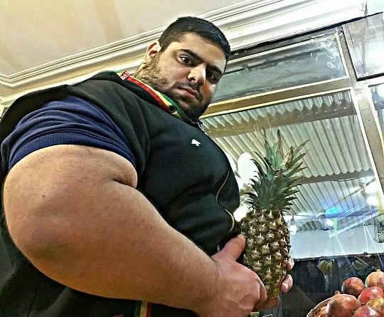 عکس سجاد غریبی پشت پراید