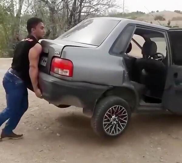 عکس سجاد غریبی پشت پراید