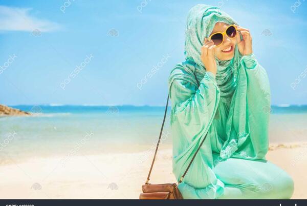 ژست عکس لب دریا دخترانه با حجاب