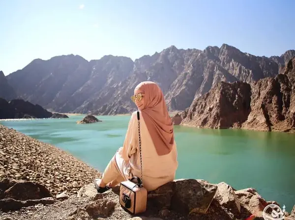 ژست عکس لب دریا دخترانه با حجاب