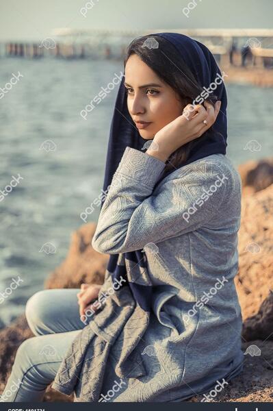 ژست عکس لب دریا دخترانه با حجاب