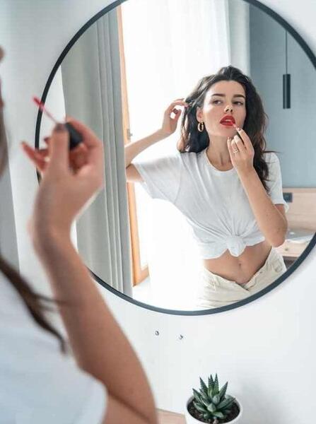 ژست عکس جلو آینه دخترانه