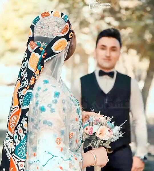 ژست عکس دونفره با لباس محلی لری