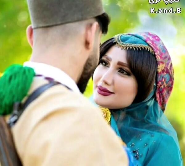 ژست عکس دونفره با لباس محلی لری