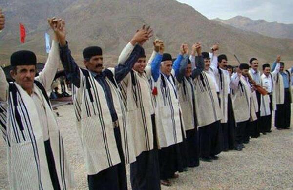 ژست عکس دونفره با لباس محلی لری