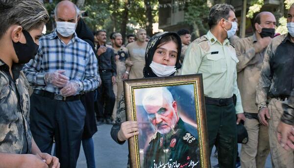 عکس قاسم سلیمانی ما ملت امام حسینیم