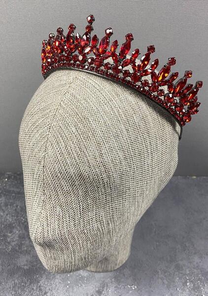 عکس تاج با حنا روی دست