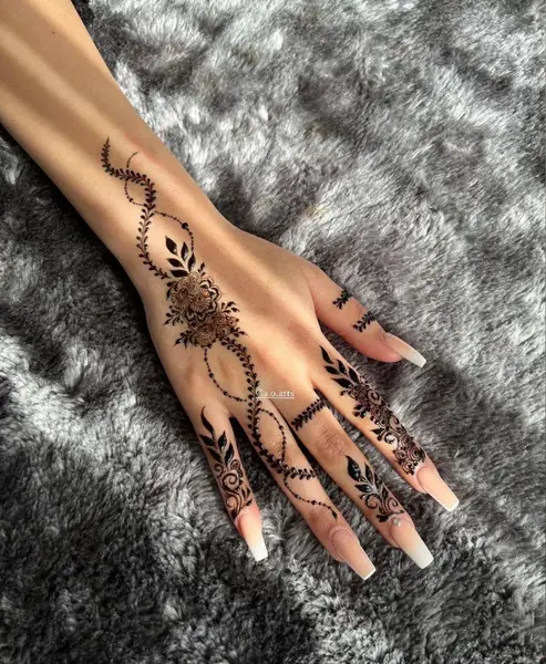 عکس تاج با حنا روی دست