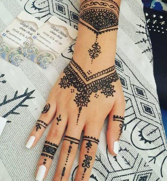 عکس تاج با حنا روی دست