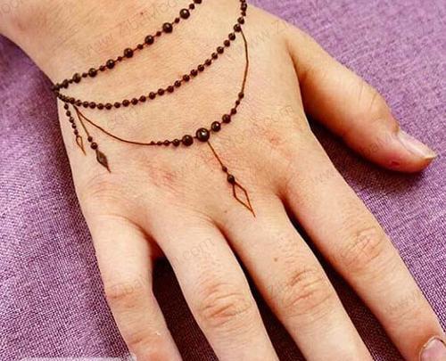 عکس تاج با حنا روی دست