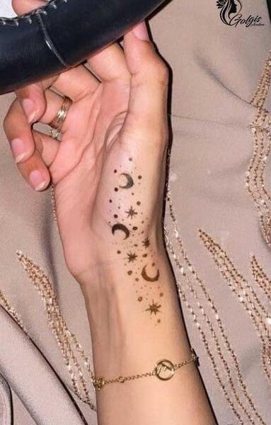 عکس تاج با حنا روی دست