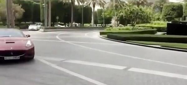 عکس محمد رضا گلزار با شلوارک سوار ماشین فراری