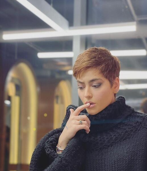 عکس ایستاده ریحانه پارسا
