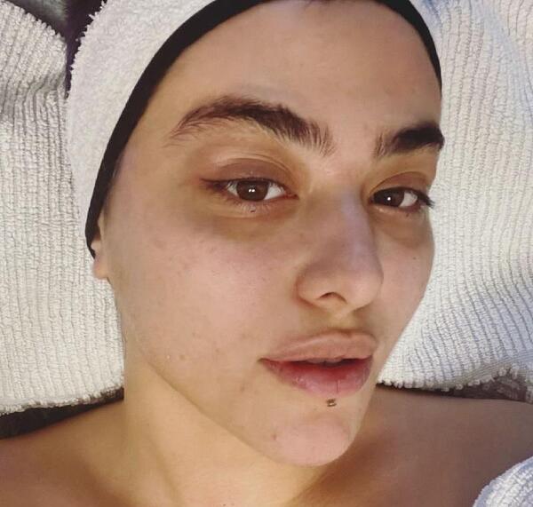 عکس ایستاده ریحانه پارسا
