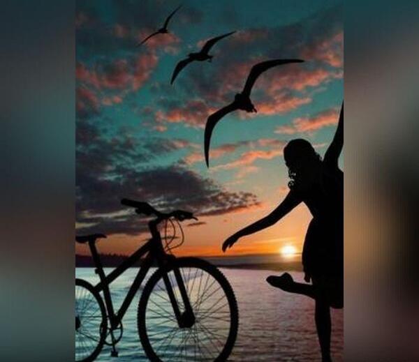 عکس دختر نشسته تنها