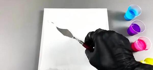 عکس نقاشی دختر روی بوم